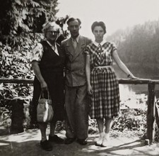 Dessau Familie steht auf einer