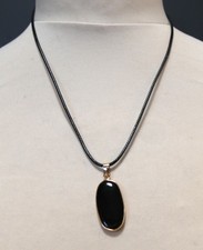 ovaler schwarzer Turmalin