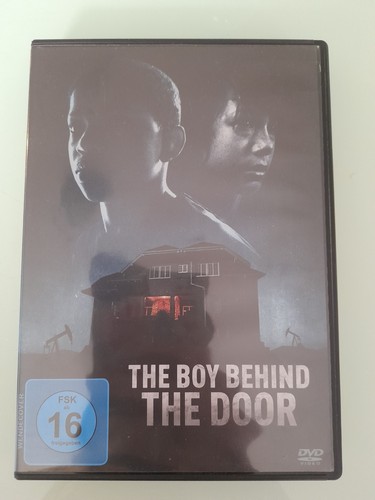 The boy behind door - behind, zu