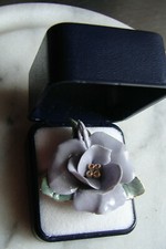 PORZELLAN KÜNSTLER-ARBEIT BROSCHE ANHÄNGER ANSTECKNADEL HAARSCHMUCK  UNIKAT  BOX