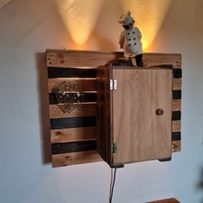 Wandlicht mit Schränken Aus