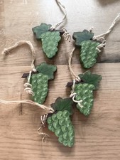 Land -Art , 5 grüne Trauben aus Holz. In Handarbeit hergestellt. 7,5 X 5 cm