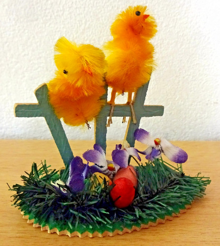 Osterschmuck küken auf zaun - küken,