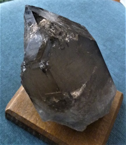Rauchquarz auf holz - rauchquarz,