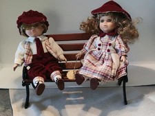 Puppenpärchen auf Gartenbank, Reinart Faelens Kollektion  (Inklusive Versandk.)
