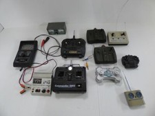 diverse alte Fernbedienungen und Ladegeräte