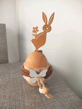 Holzei mit Metallhase