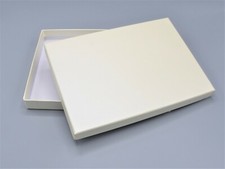 Cremeweiße A4 Geschenkbox/