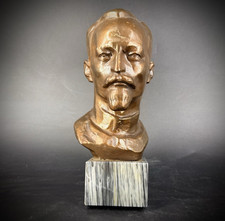 Bronzefigur auf Marmorsockel