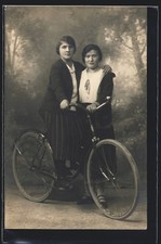 Junge Damen mit einem Fahrrad, Ansichtskarte 