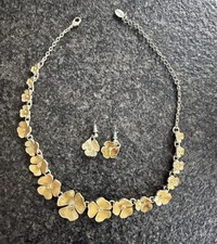 Collier und Ohrringe mit