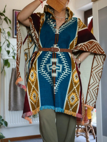 Modischer poncho mit kapuze - modischer,