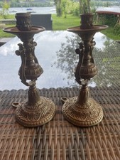 ein Paar Kerzenleuchter