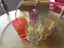 6 bunte Gläser im goldenen Ständer mit Bambusgriff Vintage