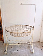 Antike Babywiege / Stubenwagen aus Metall – Schaukelnd & auf Rollen – Netzkorb