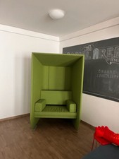 Buzzispace buzzihub schalldämpfende Kabine Sofa Couch Büro grün Sitz Bank Platz