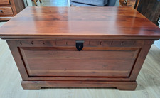 Truhe Akazie 90x50x50 nougat lackiert OXFORD kolonial massiv Holz massivmöbel24