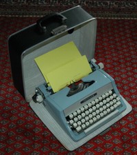 vintage Privileg Schreibmaschine Reiseschreibmaschine im Koffer - typewriter