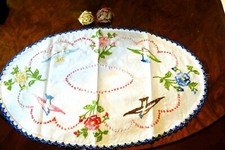 fast antiker ganz bestickter Kommodenläufer 55x35 cm oval Spitze Blüten Vögel  