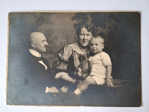 Familie kind mit kuscheltier - -,