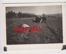 Foto 2wk Griechenland Vormarsch totes Pferd Wagen Rollbahn Soldat Wehrmacht