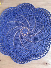 gehäkeltes Filetdeckchen, rund, dunkellila, Handarbeit; neu