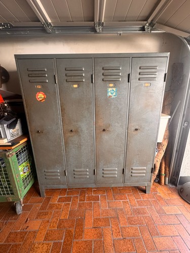 Viertüriger metallspind alt - ,