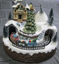 Spieluhr, Winterlandschaft, Weihnachtsdorf mit LED-Beleuchtung und fahrendem Zug