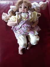 Porzellan Puppe liegend mit KISSEN 