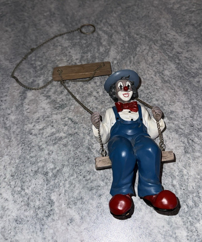 Bunte clownfigur auf schaukel - clownfigur,