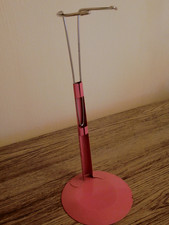 Rosa Puppenständer aus Metall