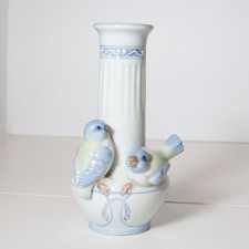 Vase mit plastischen Spatzen -