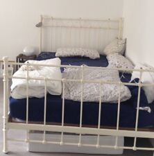 Weißes Metallbettgestell (IKEA SVELVIK) mit den Maßen 140x200