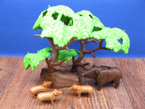 Bache mit frischlingen am - bache,
