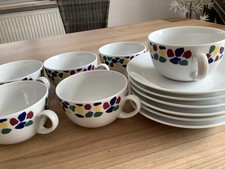 6 Porzellan Tassen 6 Porzellan Untertassen 2 Milchkännchen