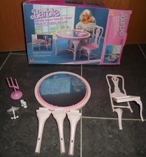 Barbie Tisch mit 3 Beinen +1