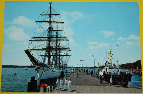 Segelschulschiff am kai - ak.,