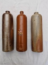 Drei schöne Steingutflaschen, eine mit Blumendekor