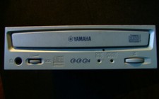 Yamaha CRW8824S CD RW Laufwerk