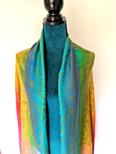 Schal mit Regenbogenfarben