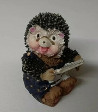 Süße Polyresin Figur Igel mit Zeitung, Kunststein, ca. 4,5 x 3 x 3 cm