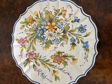 WANDTELLER AUS KERAMIK HANDBEMALT BLUMEN DEKOR