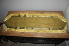 Tischläufer grün 40 x 140 cm mit goldener Bordüre an den Enden spitz zulaufend