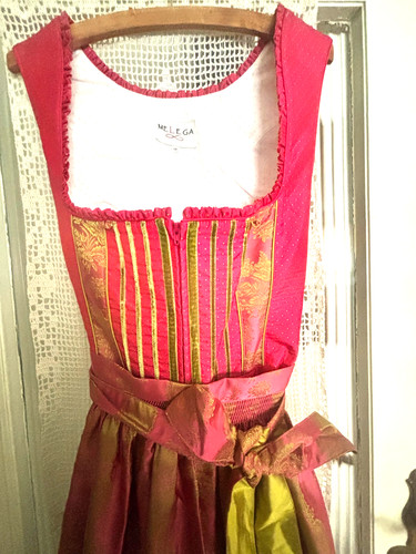 Schönes melega dirndl - melega,