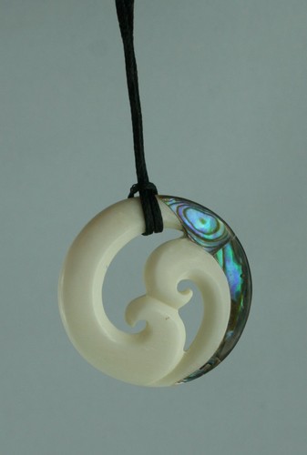 Koru maori knochen carving - koru,