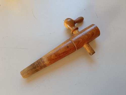 Alter zapfhahn aus holz - alter,