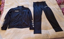 Schwarzer Trainingsanzug von