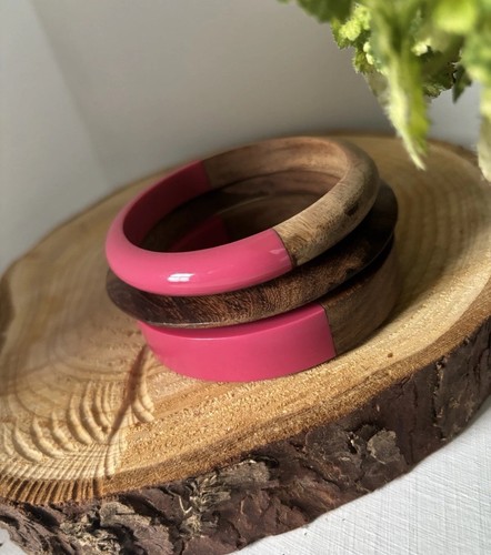 Stapel von armreifen rosa - armreifen,