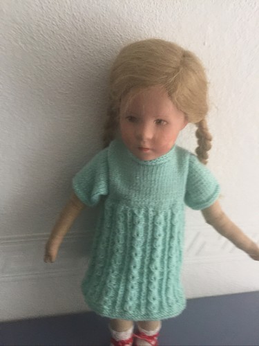 Handgestricktes puppenkleid - handgestricktes,