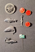 Verschiedene Angelabzeichen und -embleme. Anstecknadel. Konvolut